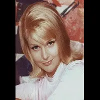 배우인 캐롤 린리의 대표 이미지