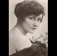 배우인 페이 콤튼의 대표 이미지