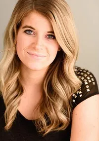 영화배우인 켈시 에드워즈의 대표 이미지