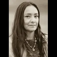 영화배우인 탄투 카디널의 대표 이미지