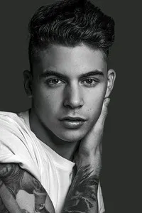 영화배우인 라우타로 로드리게스의 대표 이미지