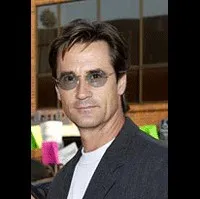 배우인 브루스 아보트의 대표 이미지