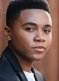 영화배우인 초우즌 제이콥스의 대표 이미지