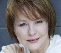 영화배우인 페이 그랜트의 대표 이미지