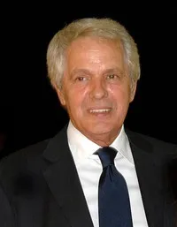 배우인 줄리아노 젬마의 대표 이미지