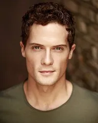 영화배우인 루이스 커크의 대표 이미지