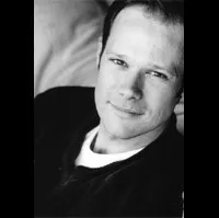 배우인 제이 언더우드의 대표 이미지