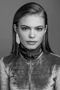 영화배우인 플라비아 호이다의 대표 이미지