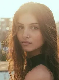 영화배우인 타라 수타리아의 대표 이미지