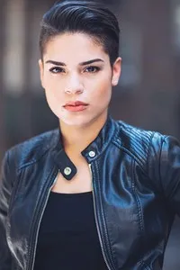 영화배우인 마니 L. 페레즈의 대표 이미지