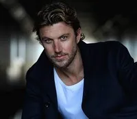 영화배우인 아담 데모스의 대표 이미지