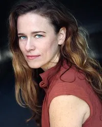 영화배우인 케이티 브레이벤의 대표 이미지