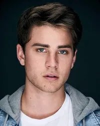 영화배우인 카슨 롤랜드의 대표 이미지