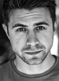 영화배우인 데릭 넬슨의 대표 이미지