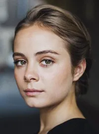 영화배우인 아테나 스트레이츠의 대표 이미지