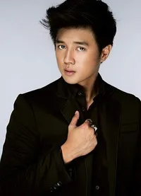 영화배우인 이브 플로레스의 대표 이미지