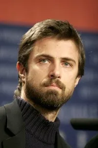 배우, 감독, 각본인 킴 로시 스튜어트의 대표 이미지