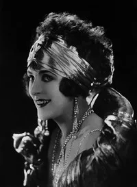 영화배우인 루트 바이허의 대표 이미지