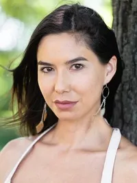 영화배우인 세라-리스 맥아더의 대표 이미지