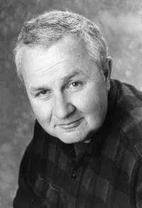 배우인 제임스 킨의 대표 이미지