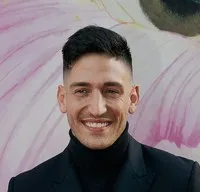 시나리오작가인 카시우스 코리건의 대표 이미지