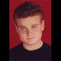 배우인 패트릭 레나의 대표 이미지