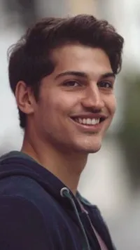 영화배우인 옥타이 추부크의 대표 이미지