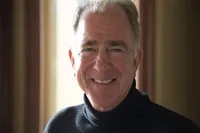 영화감독인 스티븐 킵 밀스의 대표 이미지