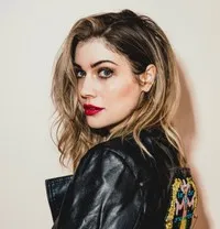 영화배우인 케이틀린 칼슨의 대표 이미지