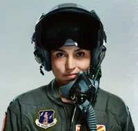 영화배우인 시넘 카뷔스의 대표 이미지