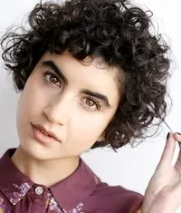 영화배우인 세라 야킨의 대표 이미지