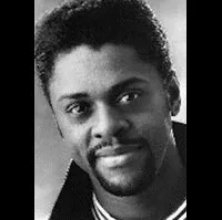 배우인 로렌스 힐튼-야콥스의 대표 이미지