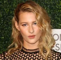 모델인 데스트리 앨런 스필버그의 대표 이미지