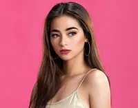 영화배우인 AJ 라발의 대표 이미지