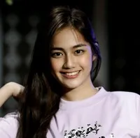 영화배우인 아야나 미솔라의 대표 이미지