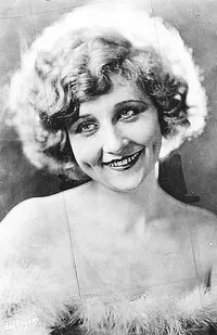 영화배우인 캐서린 그랜트의 대표 이미지