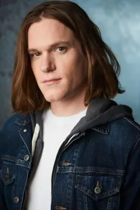 영화배우인 카일 베일즈의 대표 이미지