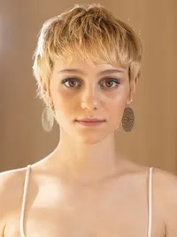 영화배우인 마리아 로마닐로스의 대표 이미지