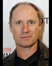 배우, 각본, 감독인 스티븐 비들러의 대표 이미지