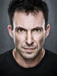 영화배우인 노아 해더웨이의 대표 이미지