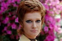 배우인 칼라 그레이비나의 대표 이미지