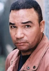 배우인 크리스토퍼 마이클의 대표 이미지