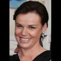 배우인 클레르 느부의 대표 이미지