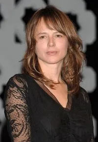 영화배우인 엠마 수아레즈의 대표 이미지