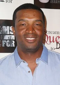 영화배우인 로저 R. 크로스의 대표 이미지