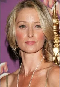 영화배우인 캐서린 라나사의 대표 이미지