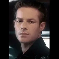 배우인 세바스찬 스펜스의 대표 이미지