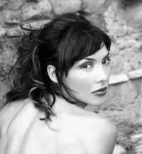 배우인 매피 갤랜의 대표 이미지