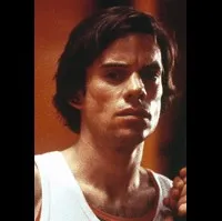 배우인 톰 롱의 대표 이미지