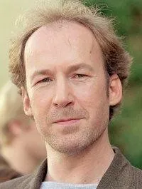 배우인 울리치 노센의 대표 이미지